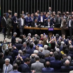 Deputado sentou na cadeira de presidente quase duas horas depois do prometido, e após acordo mediado pelo antecessor, Arthur Lira