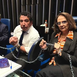 Senadores aliados do ex-presidente Jair Bolsonaro ocuparam a Mesa Diretora da Casa desde terça-feira (5) e chegaram a se acorrentar no local
