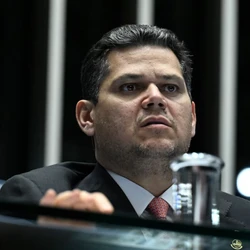 Votação ocorreu de forma simbólica, minutos depois de a oposição desocupar o plenário; texto vai à sanção de Lula
