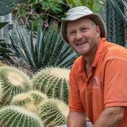 A paixão pelas plantas levou Tom Hart Dyke a uma das regiões mais perigosas do mundo. Sua experiência o inspirou a criar um jardim extraordinário no castelo onde ele mora na Inglaterra.
