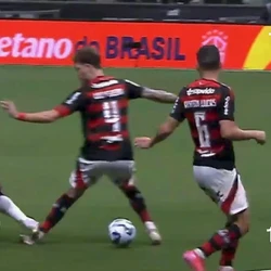 Atacante do Galo deu entrada dura em Léo Pereira e Rafael Klein (RS) nem foi ao VAR checar o lance