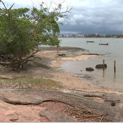 Segundo os agentes, o local, apesar de turístico, apresenta risco de afogamento, além de pedras escorregadias
