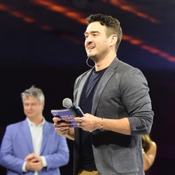 O ator e comediante foi o palestrante principal na Arena de Profissões do EducarES, debatendo com especialistas sobre carreira e os desafios de alunos do ensino médio para definir uma profissão