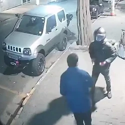 Imagens de monitoramento, obtidas pela TV Globo, mostram o assaltante rendendo e encurralando o homem, que carrega a criança em uma bolsa de estilo canguru, contra o portão de um dos prédios
