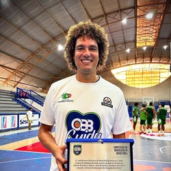 Ídolo capixaba recebeu o reconhecimento da CBB diante de quase 800 crianças em evento com a Seleção Brasileira de Basquete no Sesc Guarapari