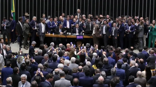 É preciso sublinhar — e em letras garrafais — que a prioridade do país não é a anistia aos envolvidos na tentativa de golpe. A urgência é resguardar os empregos e a renda após o Tarifaço de Trump