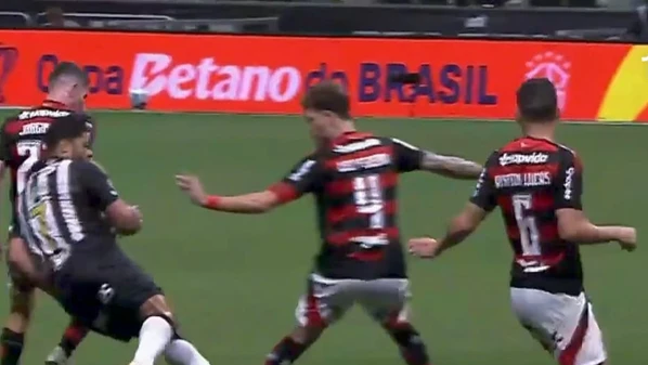 Atacante do Galo deu entrada dura em Léo Pereira e Rafael Klein (RS) nem foi ao VAR checar o lance