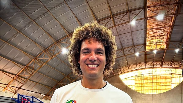 Ídolo capixaba recebeu o reconhecimento da CBB diante de quase 800 crianças em evento com a Seleção Brasileira de Basquete no Sesc Guarapari