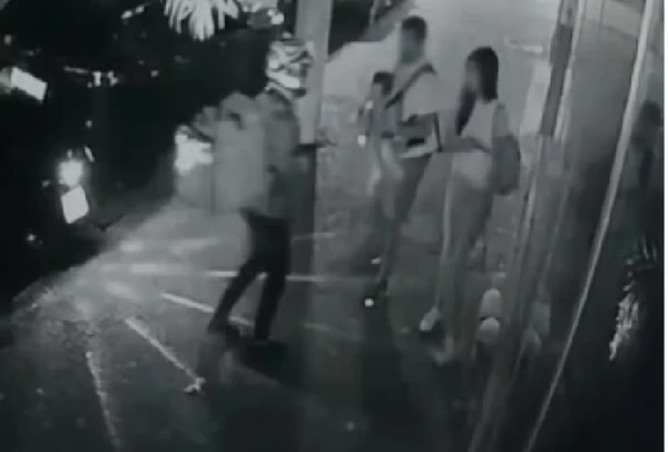 Casal foi abordado em Pinheiros, São Paulo, enquanto estava passeando com bebê