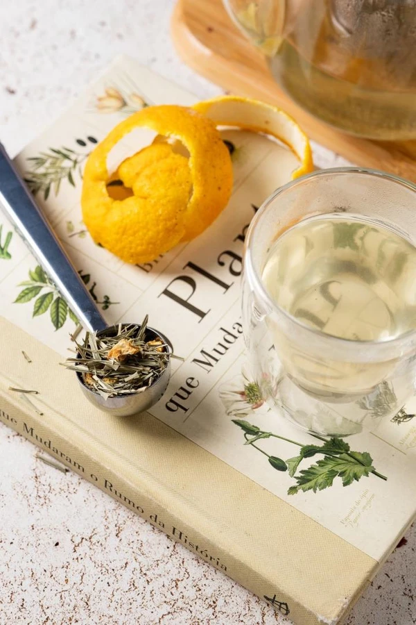 Chá-casca-de-limão-copo-com-água