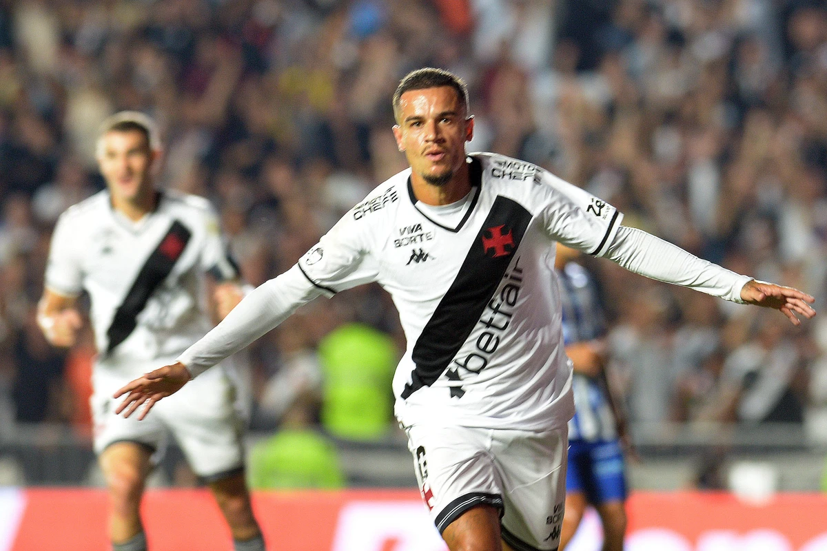 Coutinho marcou o segundo gol do Vasco diante do CSA e fez a festa da torcida em São Januário