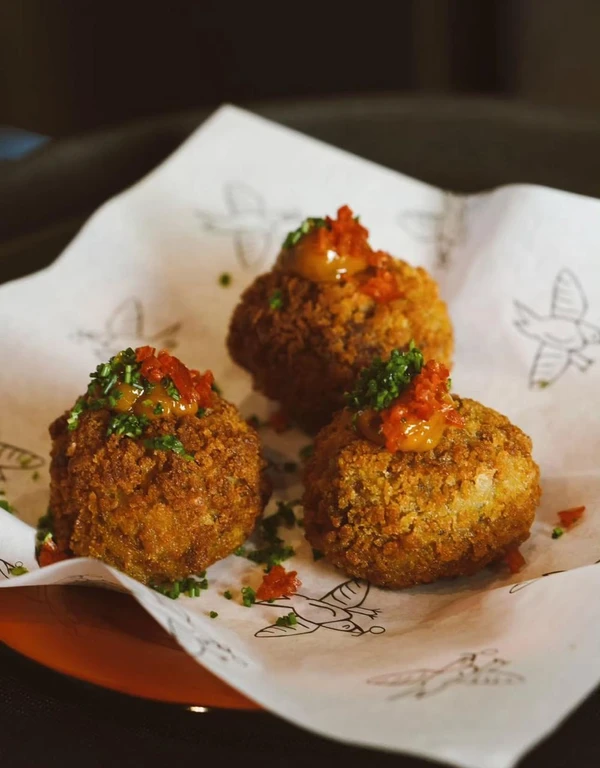 Croquetas de pernil de cordeiro (R$ 45). Foto por Cuco/Acervo
