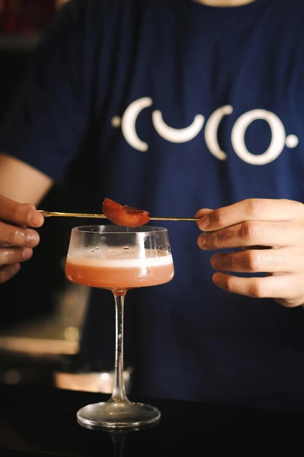 Prunus Sour (R$ 32): bourbon, martini, calda de ameixa e aquafaba. Foto por Cuco/Acervo