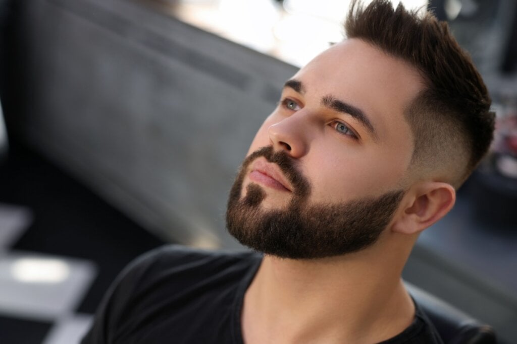 A barba curta modelada é ideal para quem prefere praticidade (Imagem: New Africa | Shutterstock)