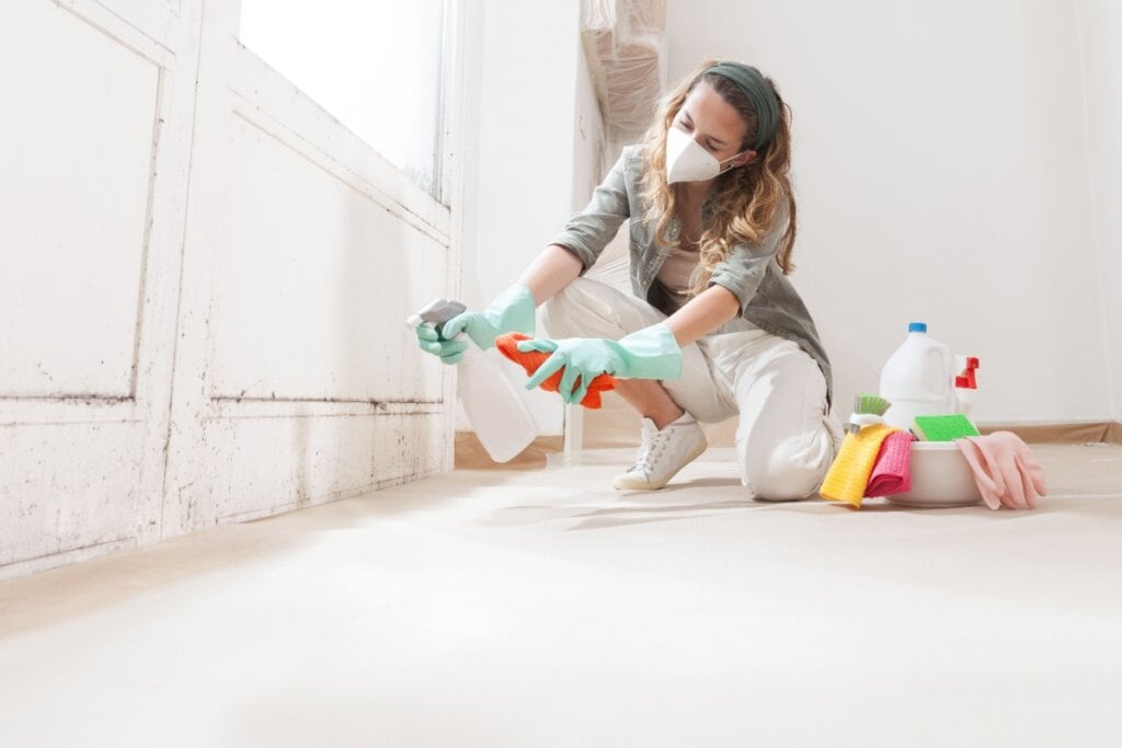 A solução de água, água sanitária e detergente pode ajudar a conter o mofo de forma pontual (Imagem: amedeoemaja | Shutterstock)