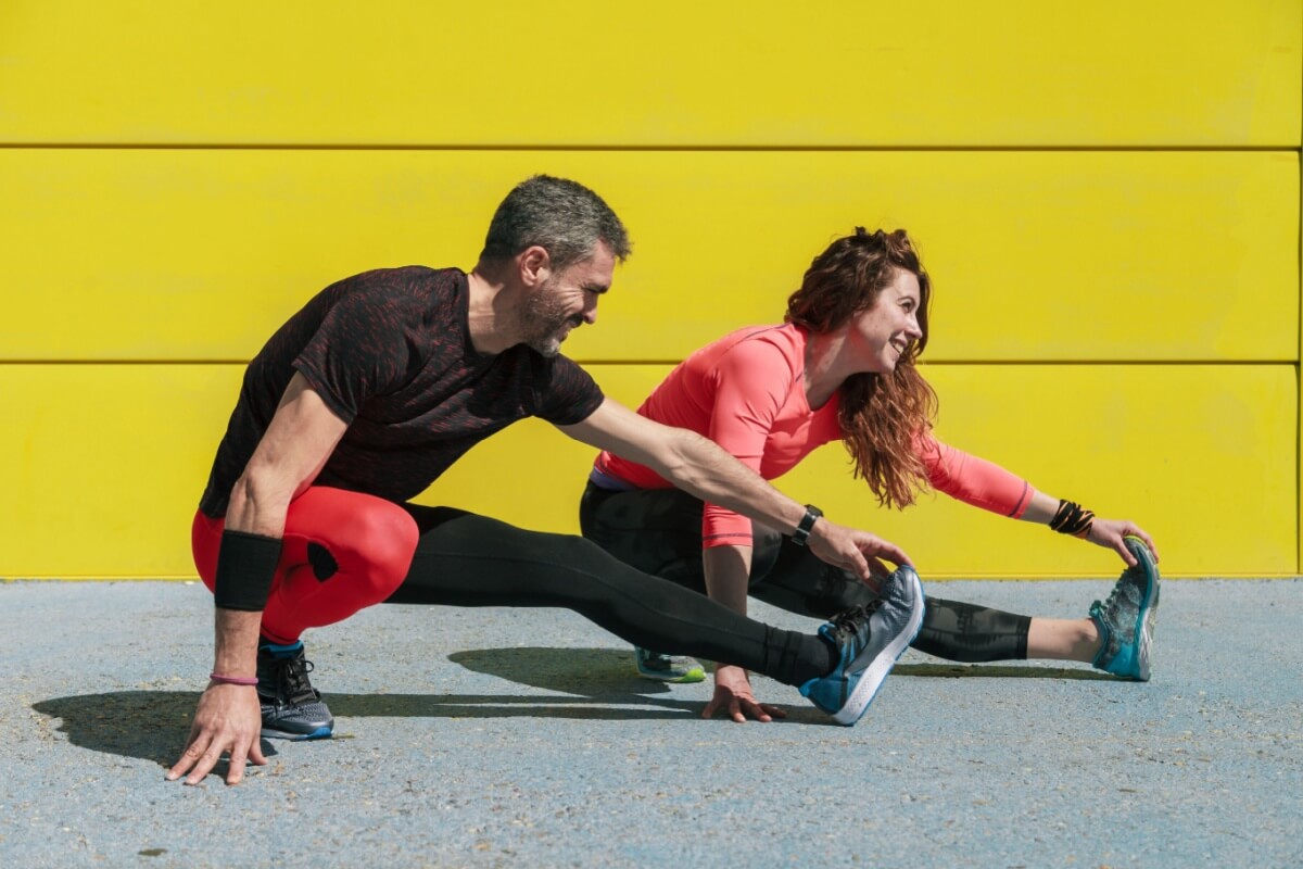 O aquecimento e o alongamento antes da corrida ajudam a evitar lesões (Imagem: Manu Reyes | Shutterstock)