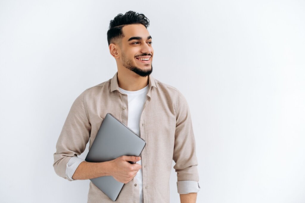 O estilo fade cria um degradê na barba e deixa o visual limpo e moderno (Imagem: Kateryna Onyshchuk | Shutterstock)
