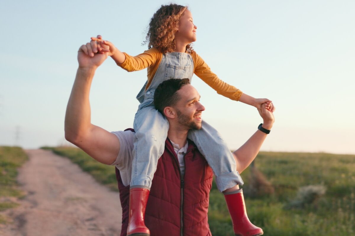 Os astros podem influenciar o jeito de cada pai agir (Imagem: PeopleImages.com - Yuri A | Shutterstock)