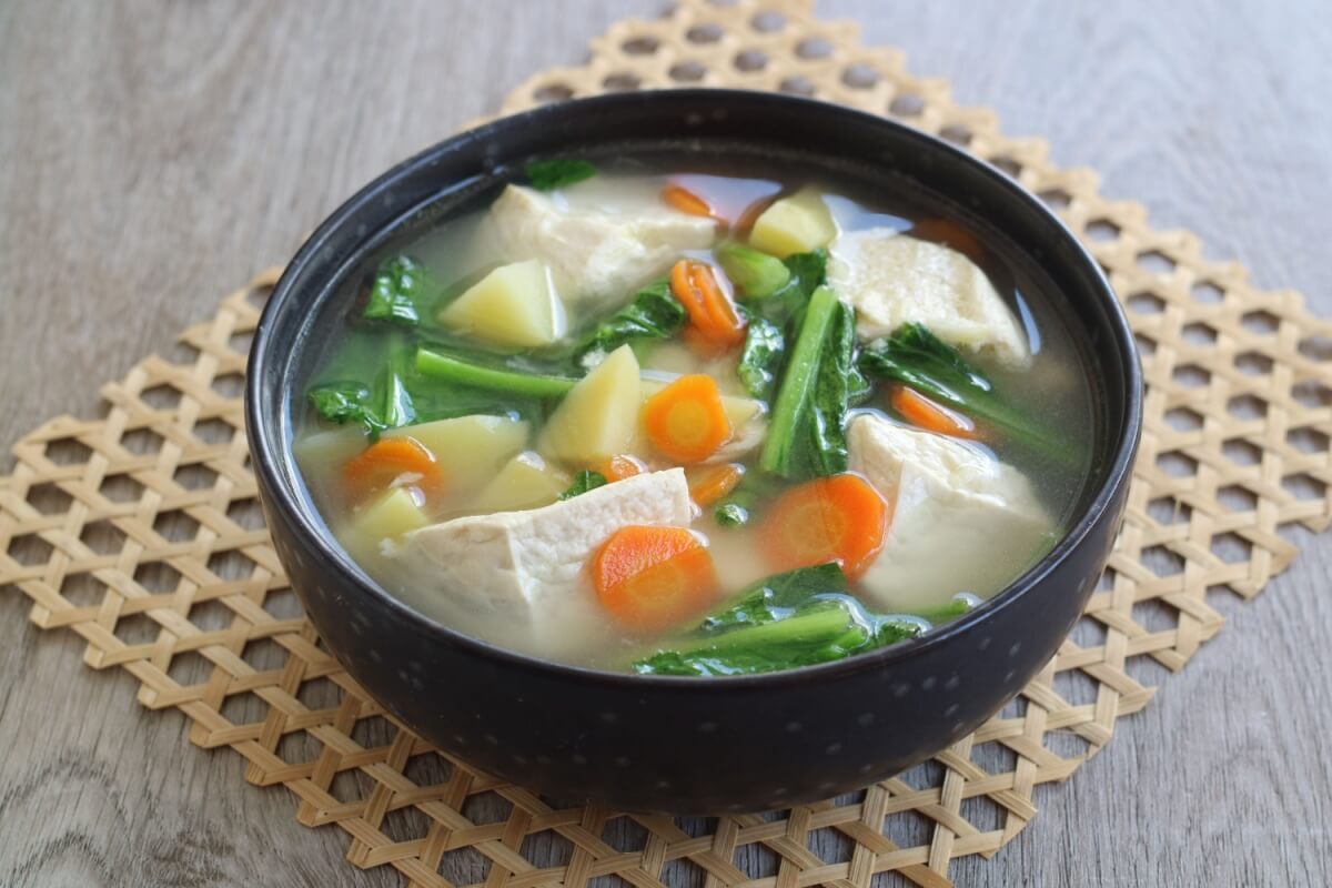 Sopa de vegetais com tofu (Imagem: anistia n | Shutterstock)