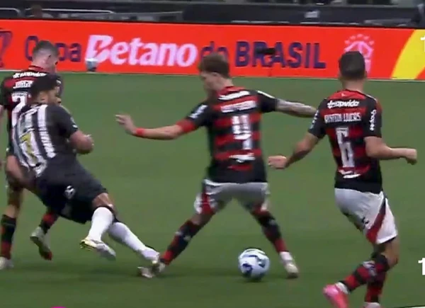 Hulk acertou Léo Pereira e deveria ter sido expulso no jogo entre Atlético-MG e Flamengo