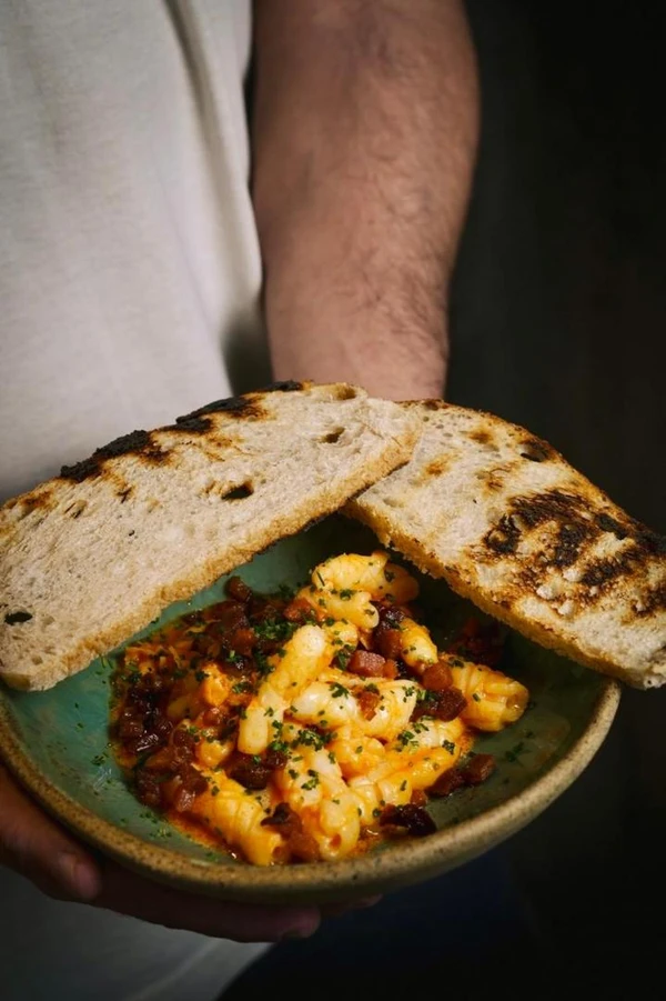 Prato-com-lulas-salteadas-e-pão-grelhado