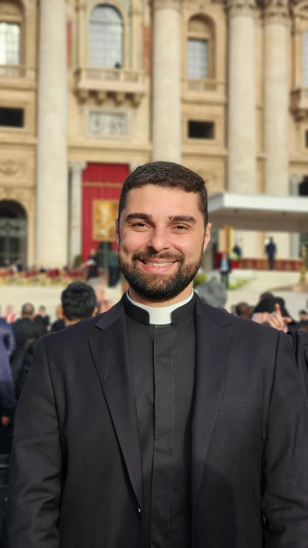 O padre Ruan é natural de Cariacica e vive em Roma