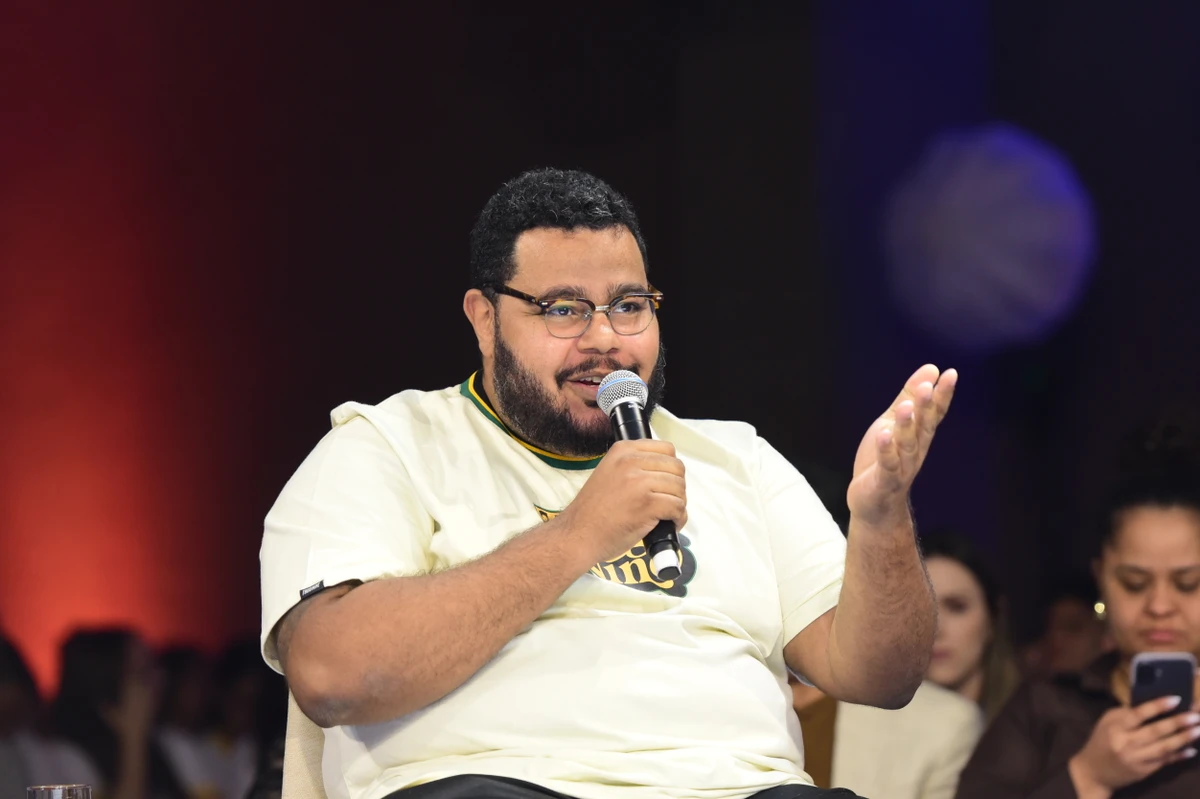 O regente do grupo Orquestra da Quebrada, Eduardo Lucas, durante debate na Arena de Profissões do EducarES