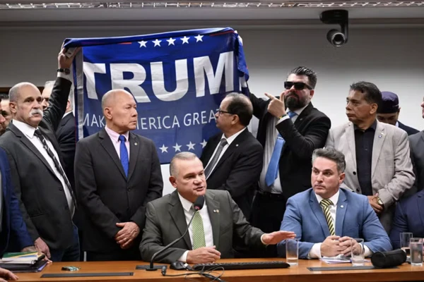 Parlamentares do PL exibem bandeira do presidente Trump na Câmara dos Deputados, um dos fatos apontados pelos advogados na ação no TSE