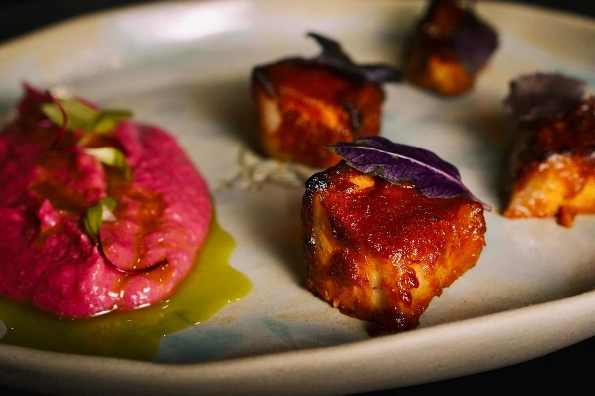 Pancetta-com-musseline-de-milho-e-beterraba