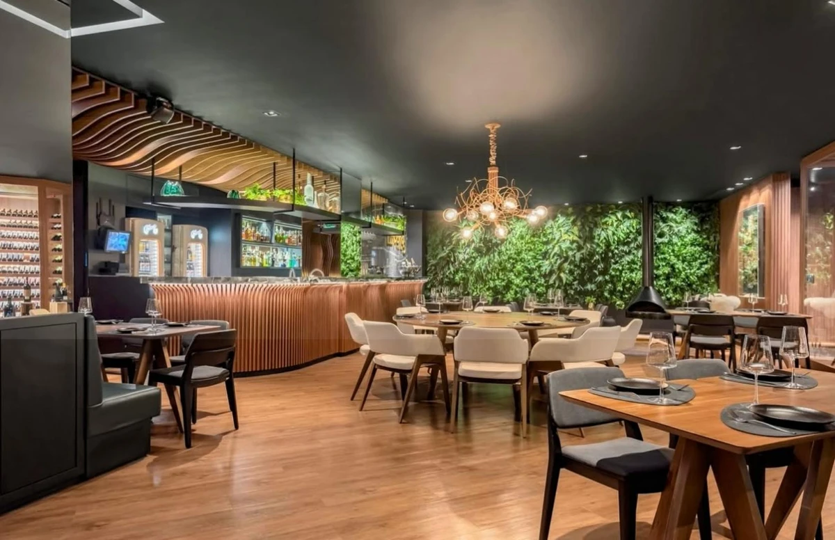 Salão-de-restaurante-com-mesas-cadeiras-e-balcão