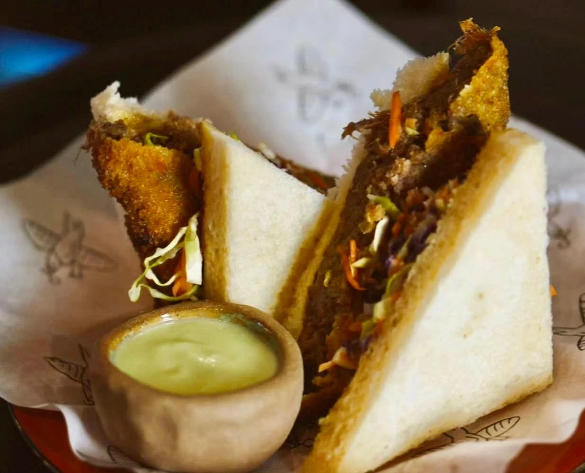 Sanduíche de língua bovina empanada em panko com coleslaw e maionese de raiz forte (R$ 40). Foto por Cuco/Acervo