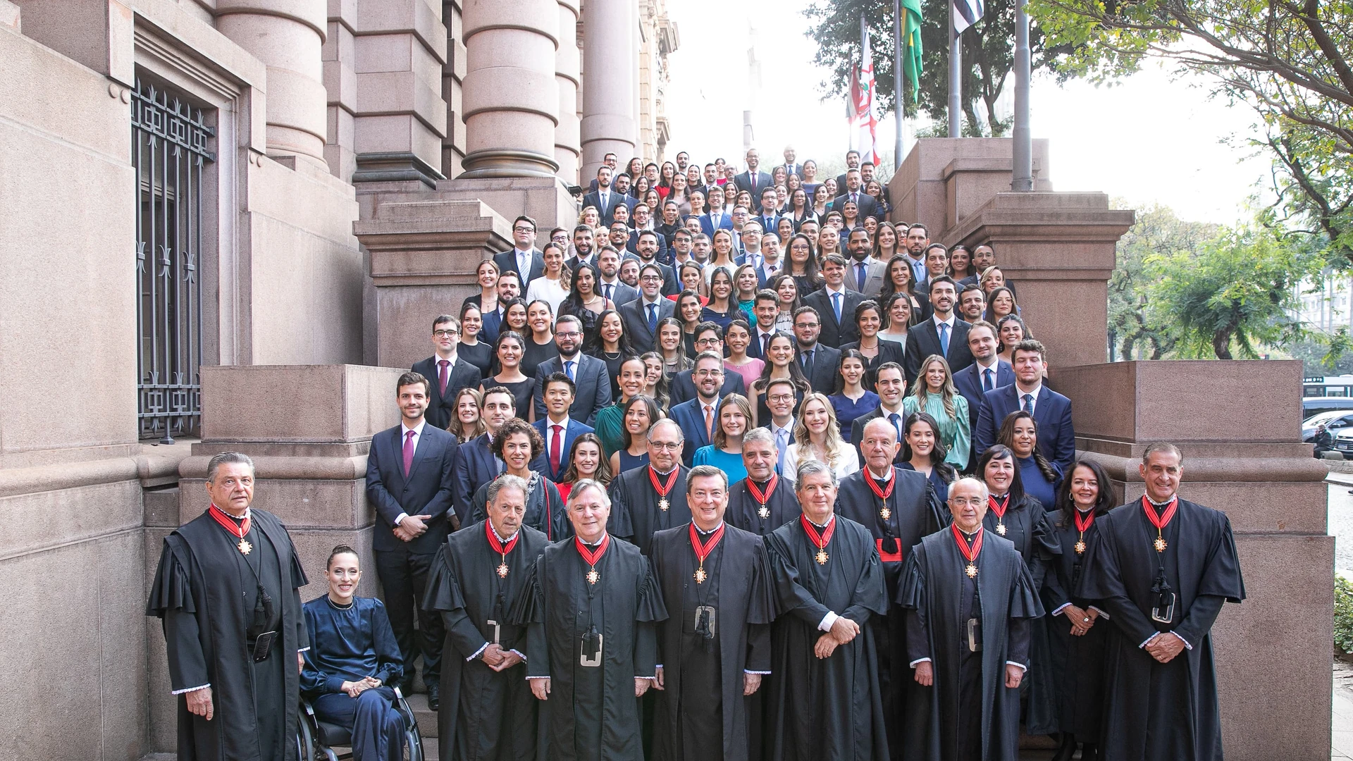 A capixaba Rebecka Martins Gomes, de 28 anos, é a primeira juíza cadeirante do Tribunal de Justiça de São Paulo.
