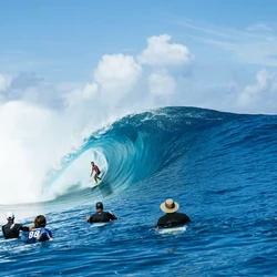 A última etapa da temporada regular do Mundial de Surfe da WSL começou nesta quinta-feira, em Teahupoo, no Taiti, com mar clássico: tubos largos, ondas de até três metros, vacas violentas e pranchas quebradas