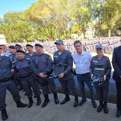 Armas serão distribuídas entre unidades operacionais e cursos de formação da Polícia Militar no Estado