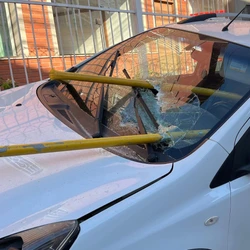 Condutor teria perdido a direção do veículo, que atingiu uma motocicleta e só parou ao bater na estrutura em frente a uma igreja no bairro Porto de Santana