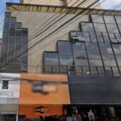 De acordo com a prefeitura, um problema hidráulico no último pavimento comprometeu os andares inferiores, prejudicando a rede de internet