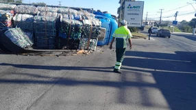 Caminhão tombado na BR 101 na manhã de sexta (8)