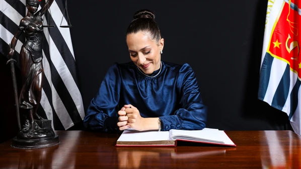 Aos 12 anos, Rebecka Martins Gomes perdeu os movimentos em um acidente automobilístico; 16 anos depois, a capixaba natural da Serra realizou o sonho de se tornar juíza e cumpriu com o desejo de justiça após ter a vida transformada