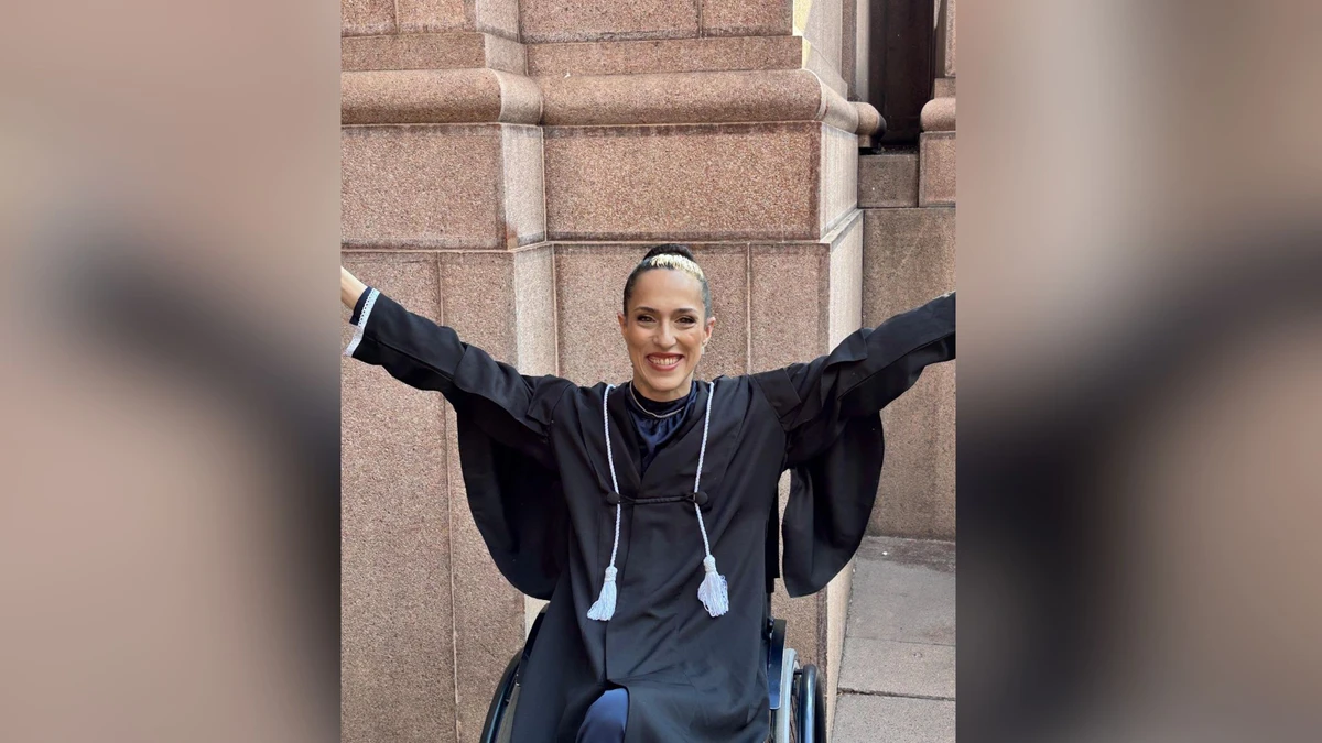 A capixaba Rebecka Martins Gomes, de 28 anos, é a primeira juíza cadeirante do Tribunal de Justiça de São Paulo.