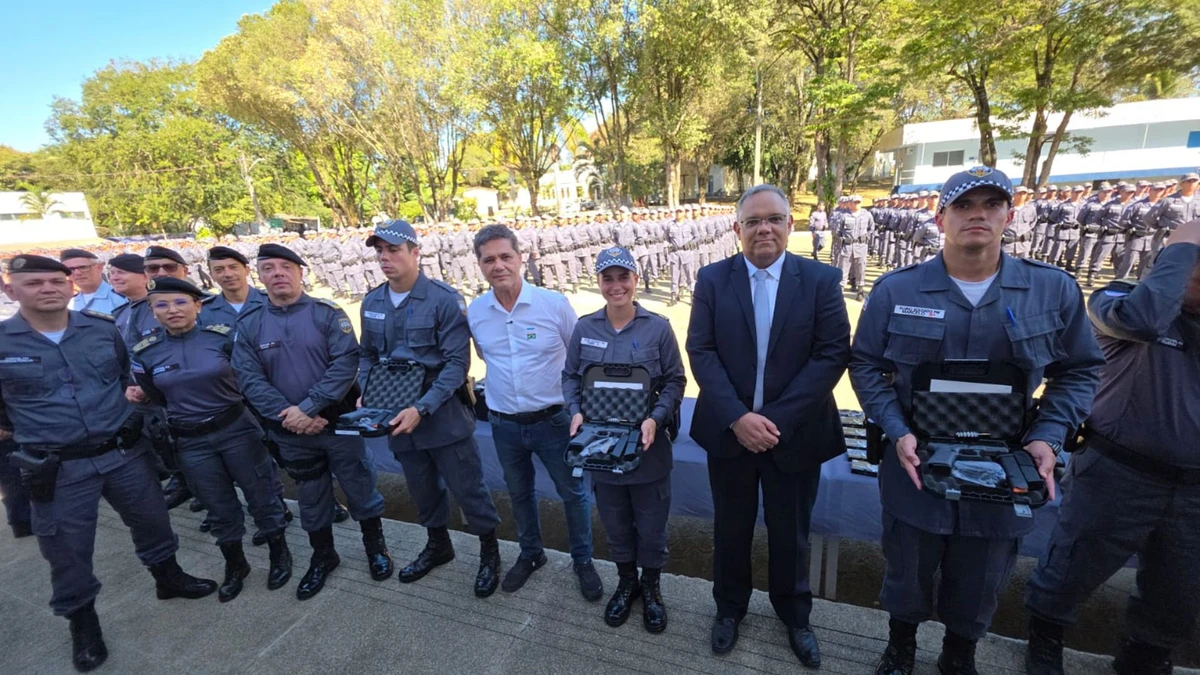 Autoridades estiveram presentes durante a entrega das armas na Academia da Polícia Militar, em Cariacica