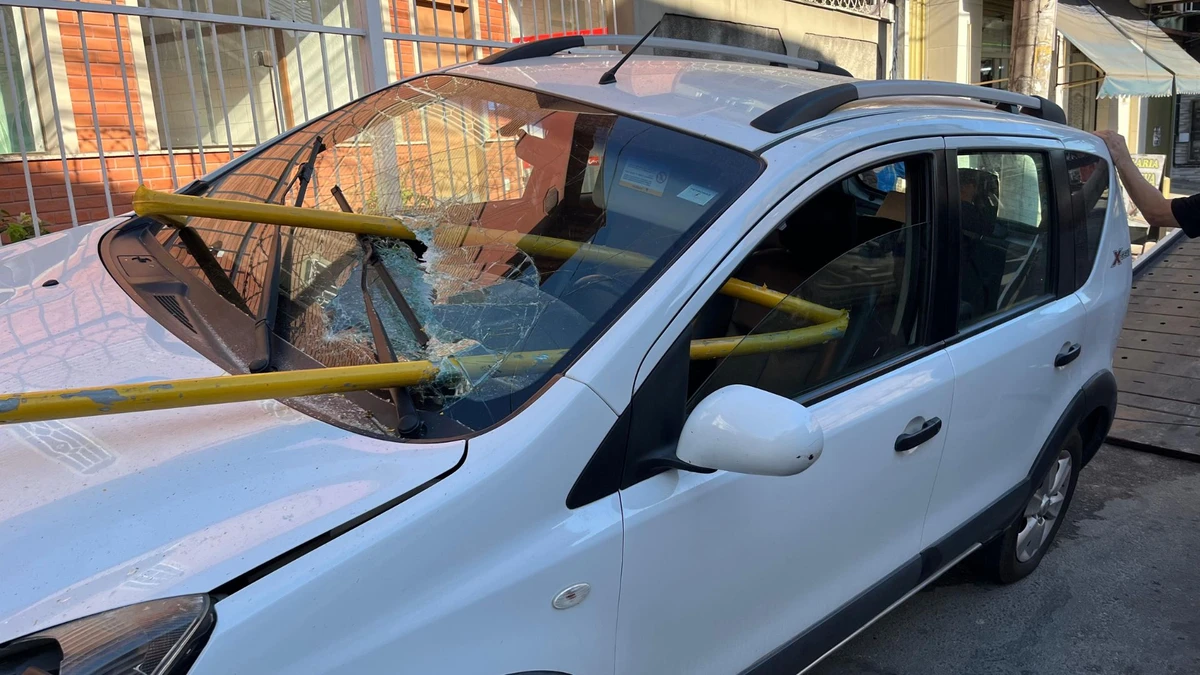 Barra de proteção da calçada que atingiu o carro