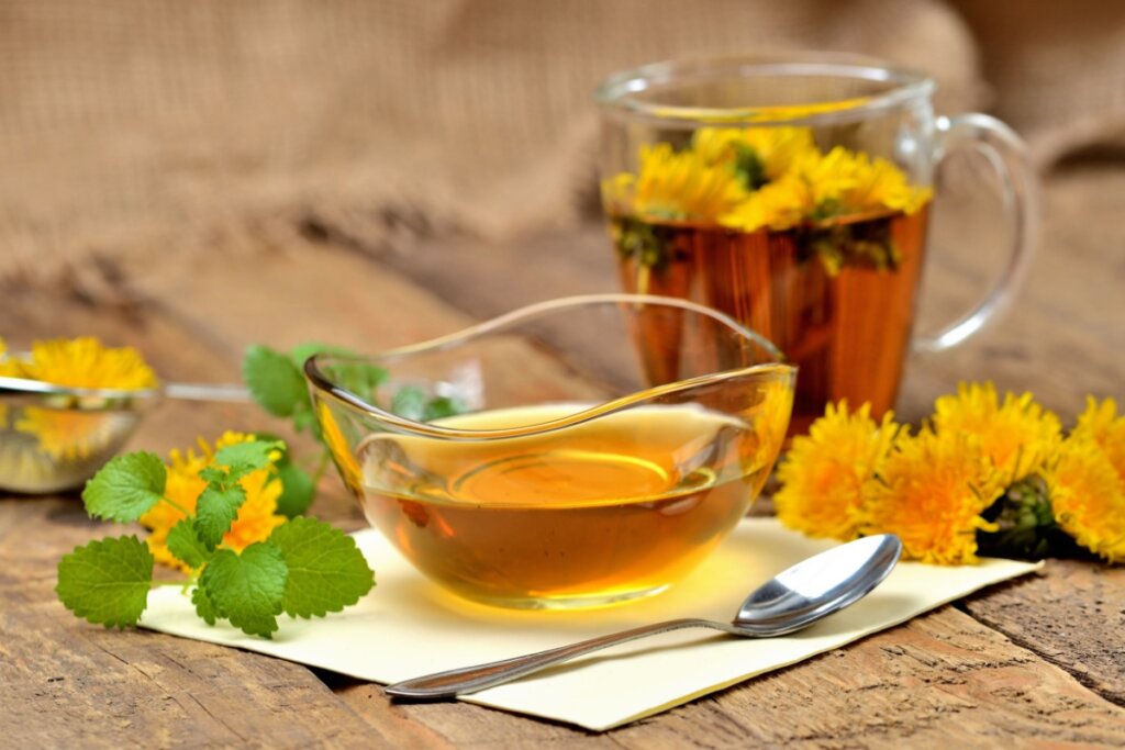 Chá de dente-de-leão com hortelã e limão (Imagem: CobraCZ | Shutterstock)