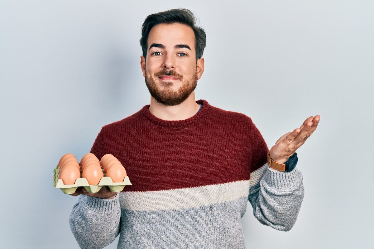 O ovo é fonte de nutrientes importantes para a saúde do homem (Imagem: Krakenimages.com | Shutterstock)