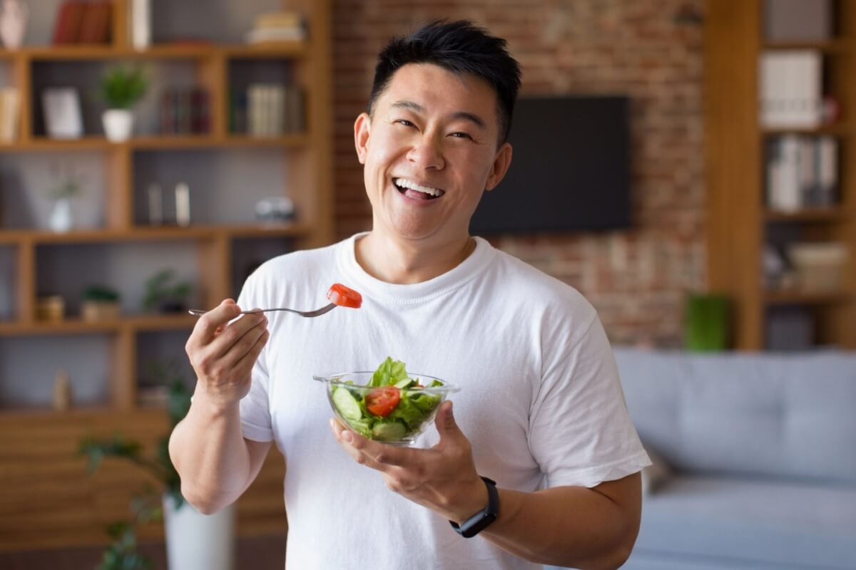 Uma alimentação balanceada contribui para manter os níveis de colesterol sob controle (Imagem: Prostock-studio | Shutterstock) 