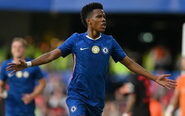 Estêvão comemora gol pelo Chelsea diante do Bayer Leverkusen no Stamford Bridge