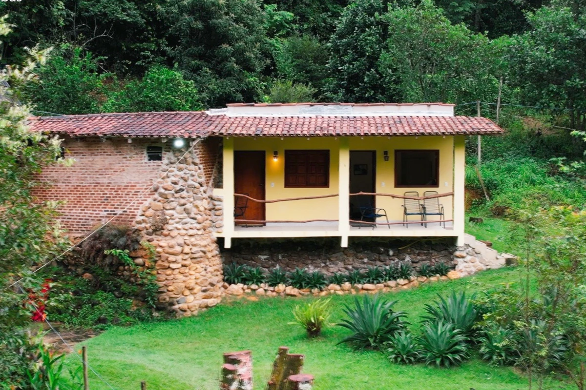 Existe uma pousada na cachoeira de Moxafongo