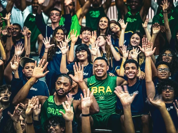 Yago recebeu o carinho da criançada durante treino no Sesc Guarapari