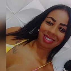 Disparos foram feitos por suspeitos que passaram de moto atirando; alvo seria um homem, que também foi baleado, mas conseguiu fugir e foi socorrido