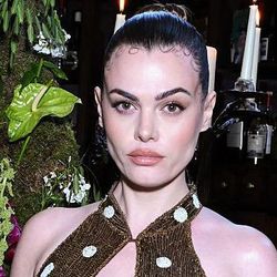 No Reino Unido, marcas como Zara, M&S e Next tiveram anúncios proibidos por causa de modelos que parecem 'magras de forma não saudável' — será que um ideal do tamanho de roupa mais próximo possível do zero virou tendência de novo?