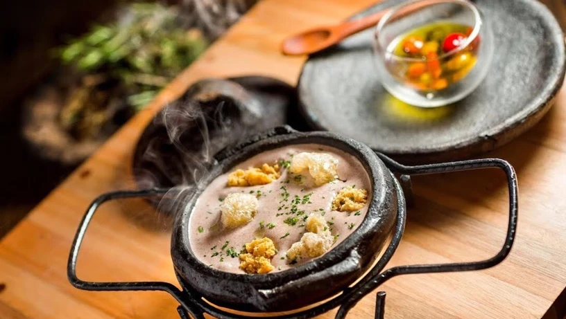 Panela-de-barro-com-caldo-de-feijão-do-Soeta